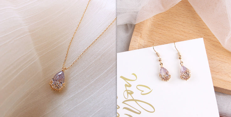 LANZA NECKLACE 
Crystal Water Drop Pendant Necklace